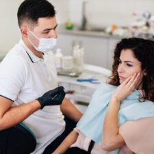 A patient with tooth pain consults a dentist at Wisdom Teeth Sydney