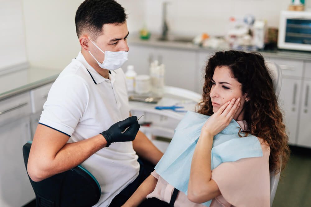 A patient with tooth pain consults a dentist at Wisdom Teeth Sydney